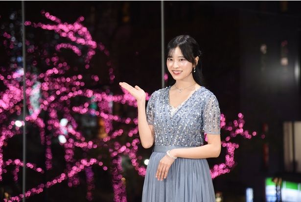 Shibuya Sakura Stage 2階・桜丘広場からイルミネーションを紹介する石井凜さん 撮影：ソムタム田井