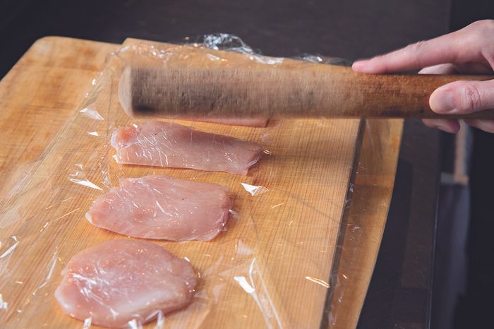 【笠原将弘さん】1枚150円の鶏むねで作る「ミラノ風カツレツ」。大さじ2杯入れるだけで魔法のように美味しくなります♪