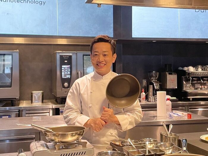 【プロも本気惚れ】フッ素加工なしで“こびりつかない”コレールの「新型フライパン」に大注目！ミシュランシェフが絶賛する実力とは？