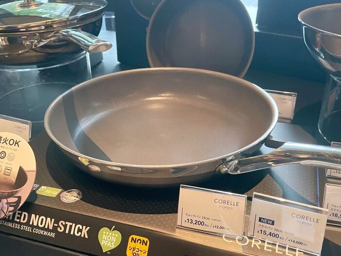 【プロも本気惚れ】フッ素加工なしで“こびりつかない”コレールの「新型フライパン」に大注目！ミシュランシェフが絶賛する実力とは？