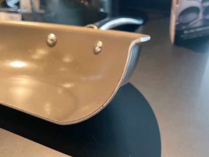 【プロも本気惚れ】フッ素加工なしで“こびりつかない”コレールの「新型フライパン」に大注目！ミシュランシェフが絶賛する実力とは？