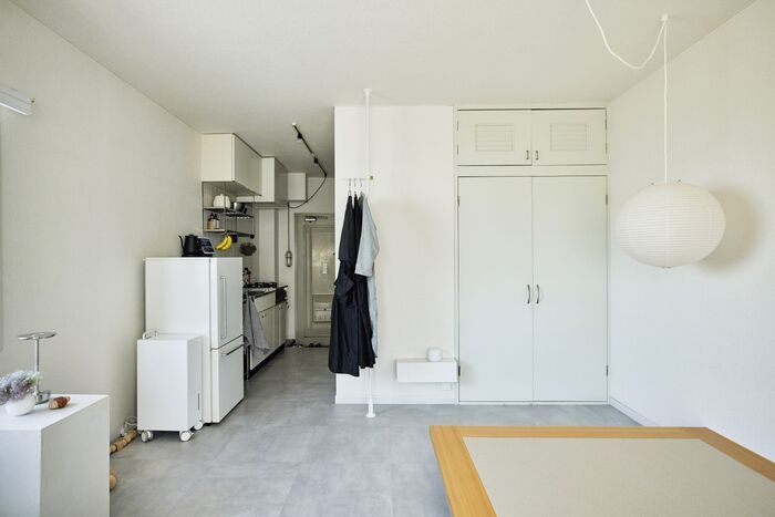 【40代の一人暮らし】25平米の部屋を広く見せるコツ。重宝しているのは「背が低い家具」と「兼用できる家具」