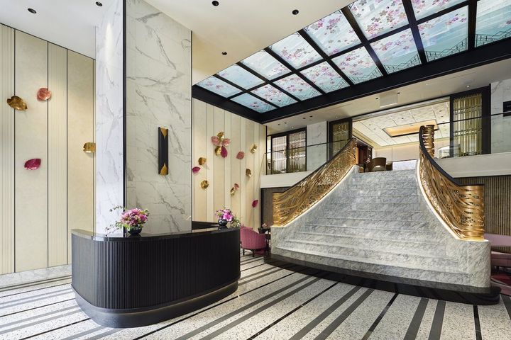 エントランスの大階段は、鳳凰が広げた翼から花びらがこぼれ落ちる様を表現。