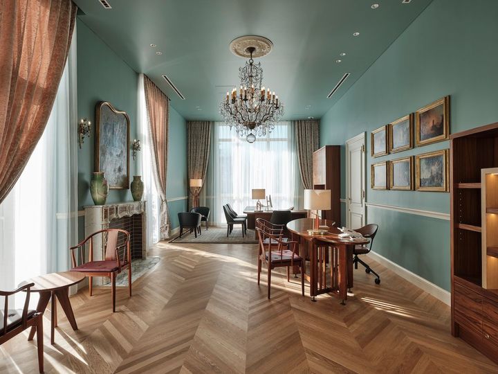 フランスから輸入したルイ15世様式の24灯のアンティークシャンデリア。