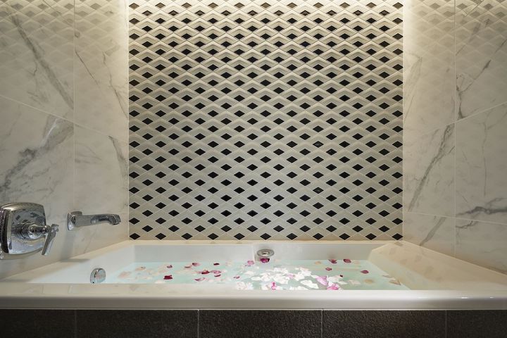 ピンクの花びらを浮かべた「スイート」のバスルーム。