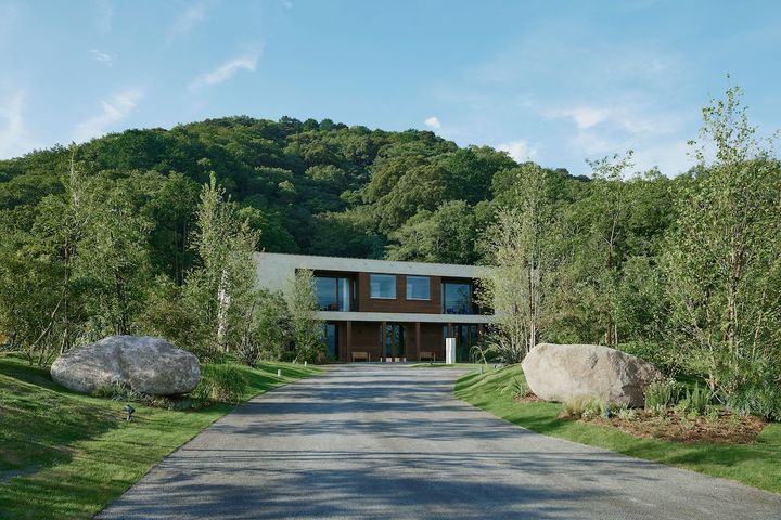 中世イギリスの領主たちが所有地（荘園）に建てたマナーハウスからインスピレーションを得ている。