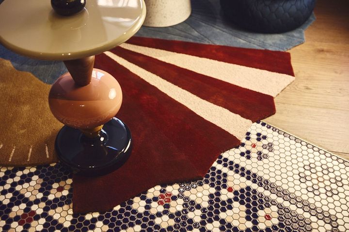 西洋人の来訪、鎖国、開港という歴史の流れを感じさせる家具や調度品の数々。