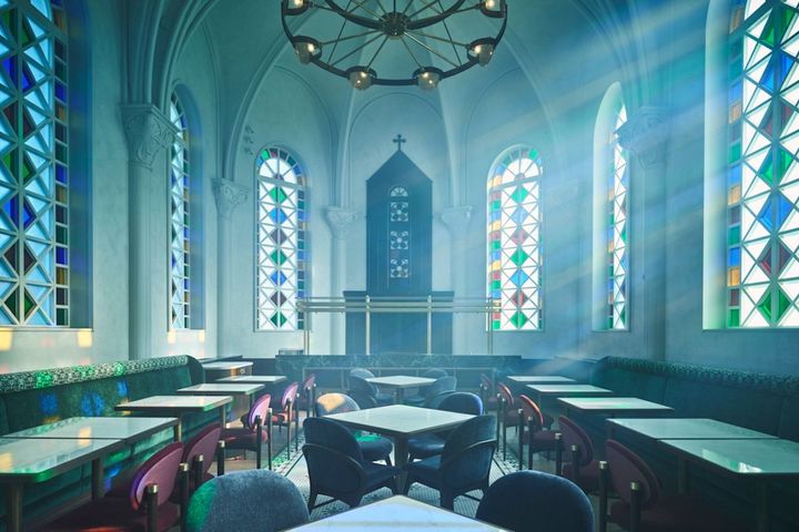 かつて聖堂だった建物をメインダイニングに改修。ステンドグラスから光が差し込み、厳かな空気に包まれる。