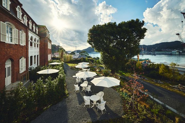 国の重要伝統的建造物群保存地区に指定されている南山手の斜面にあり、長崎港を見下ろす。