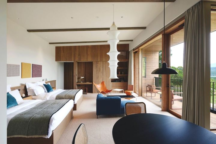 203「デッサウ」は、機能から形が導かれるという理念でモダンデザインの礎を築いたドイツの美術学校「バウハウス デッサウ」から。