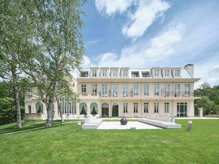 八ヶ岳連峰の山々を見渡す高原に建つ豪奢でクラシカルな佇まい。