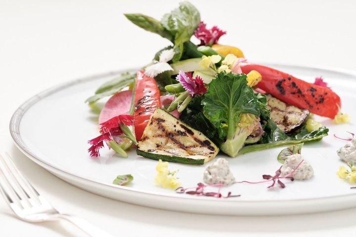 料理はフランス・リモージュの磁器ブランド「HAVILAND」の器で供される。