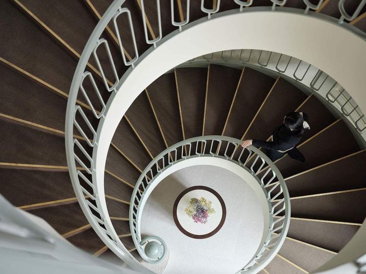 ヨーロッパの邸宅を思わせる螺旋階段はオーナーのこだわりのひとつ。