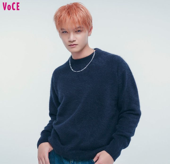 ネイビー×シルバーアクセのシンプルだからこそ際立つ美を