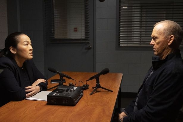 ノックスは警察の事情聴取を言葉巧みにかわしていく [c] 2023 HIDDEN HILL LLC. ALL RIGHTS RESERVED.