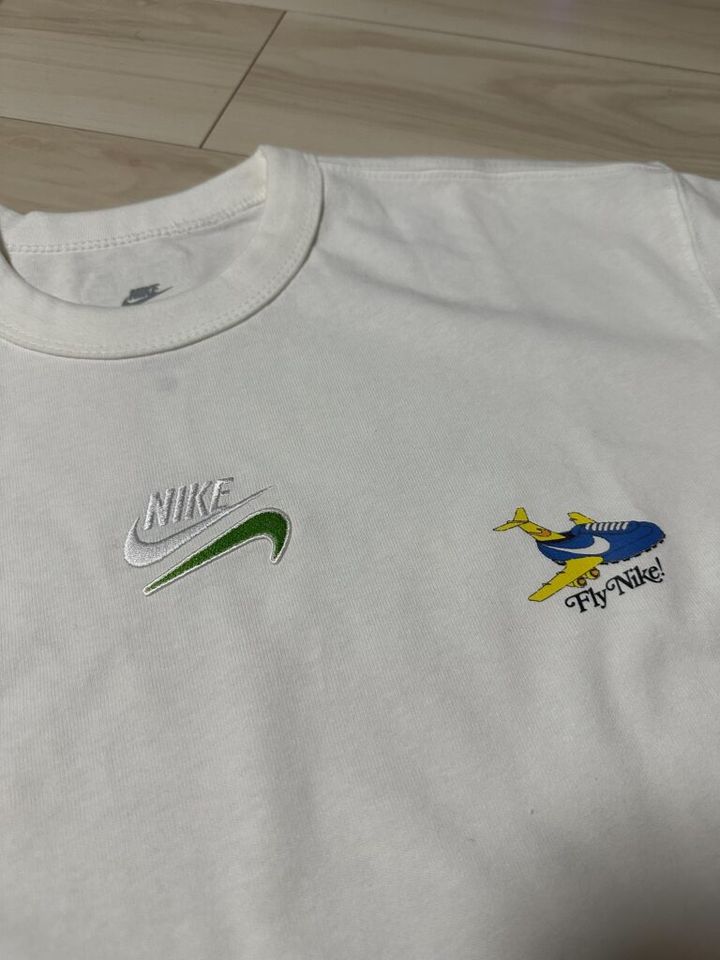 ワッペンをつけたTシャツ