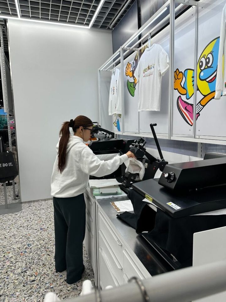 スタッフの方がワッペンをプレス