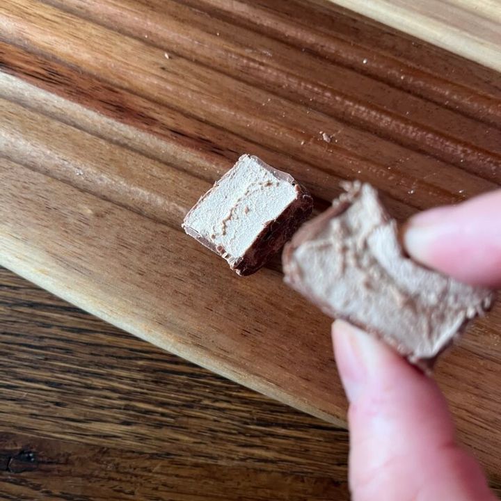 中はふわふわチョコのマシュマロ入り