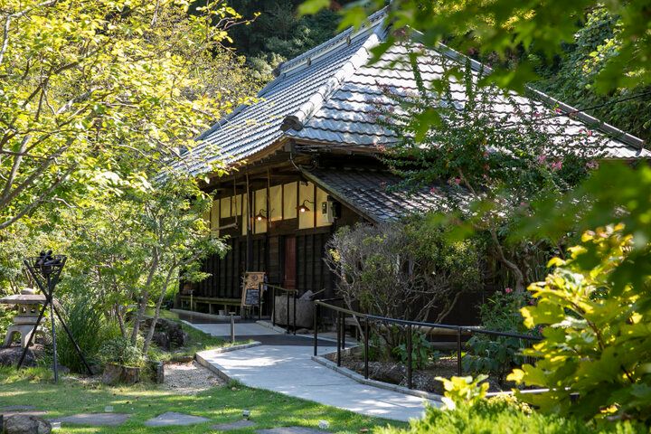 横浜の里山で見つけた上質な大人のカフェ♪築190年のお屋敷に佇む「久右衛門邸 納屋カフェ」