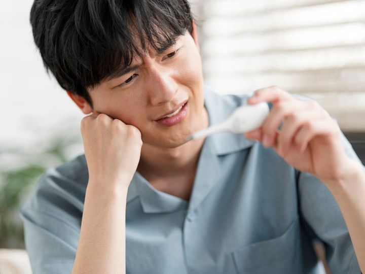 【脳科学者が解説】風邪やインフルエンザで熱が上がるのは、体がウイルスと戦うための自然な反応です。治ってきた結果として汗が出ますが、汗をかくこと自体が役立つわけではありません。入浴の可否を分かりやすく解説します。（※画像：shutterstock.com）