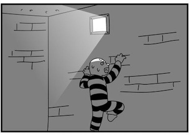 男はあの窓から脱出できるのではないかと壁をよじ登る 画像提供：モノモース(@mono_moosu)