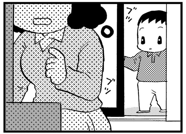 鏡に向かって話しかける母 （C）美齊津康弘、吉田美紀子／KADOKAWA