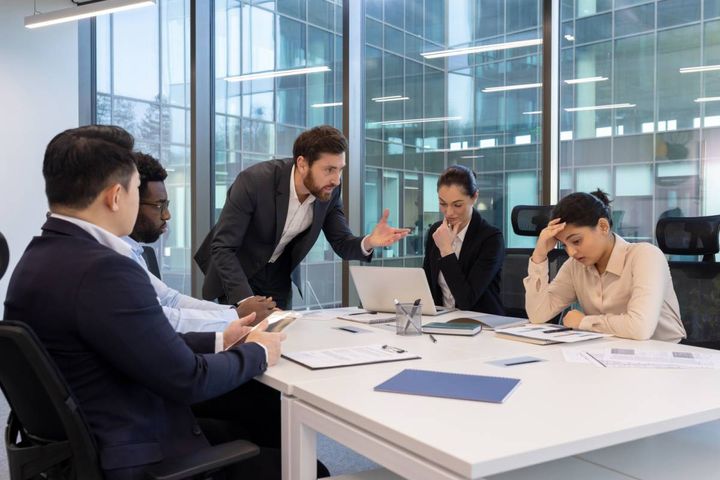 会議で真剣に話す男性