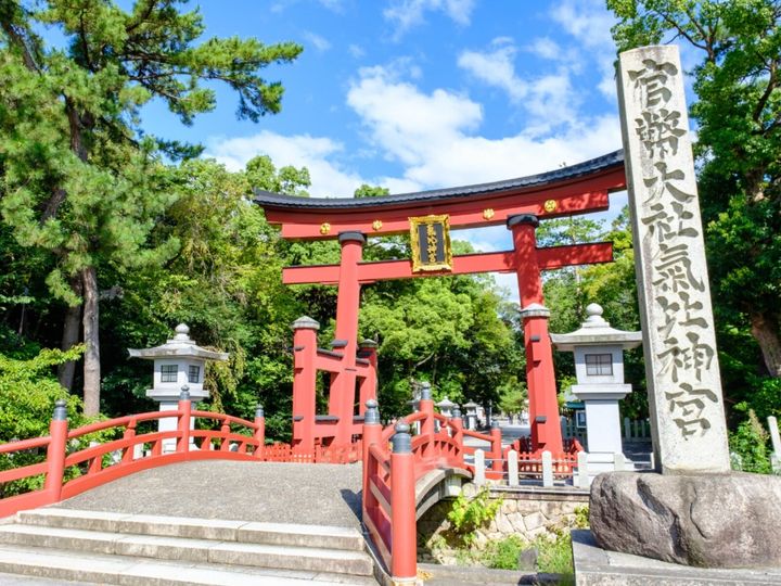 All About ニュース編集部が全国250人を対象に実施した御朱印に関するアンケートの調査結果から、好き&いただきたい「福井県の御朱印」ランキングを発表！ 2位「氣比神宮」を抑えた1位は？（サムネイル画像出典：PIXTA）