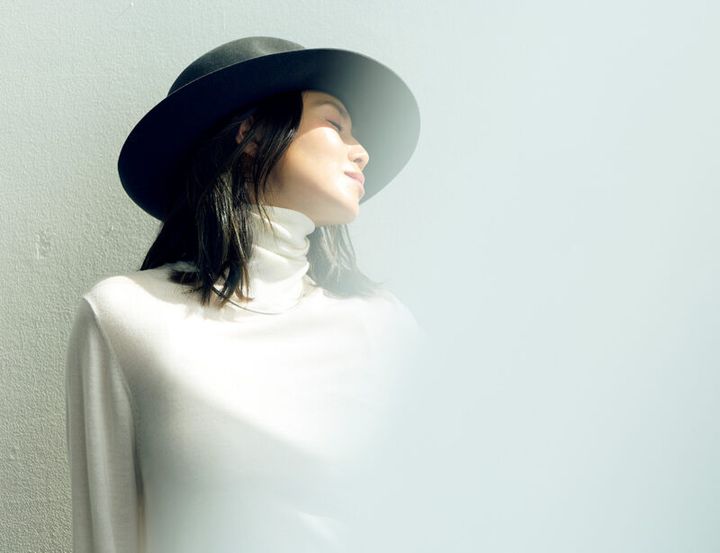 ニット￥83,050、パンツ￥90,750／ともにトーテム（トーテム クライアントサービス）、ハット￥91,300 ／ボルサリーノ（中央帽子）、ピアス￥187,000 ／ベッティーナジャヴァエリ、ネックカフ￥47,300／ロンハーマン（ともにロンハーマン）