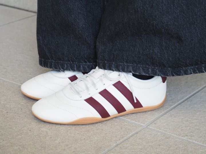 アディダスのスニーカー