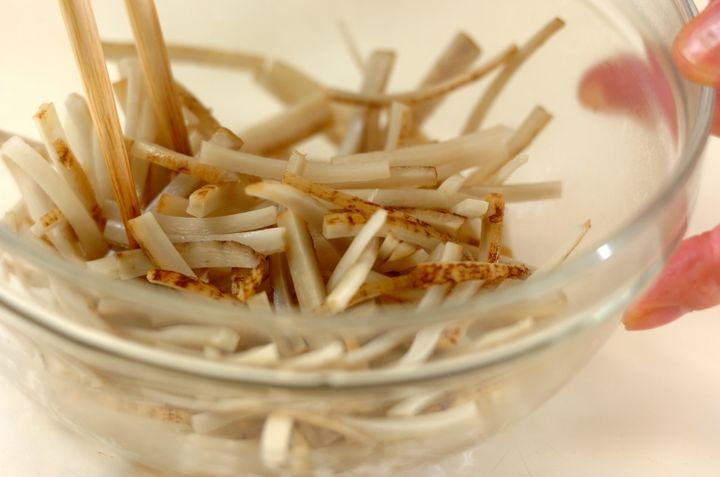 シンプル絶品！すりゴママヨのゴボウサラダ by 山下 和美さんの作り方1
