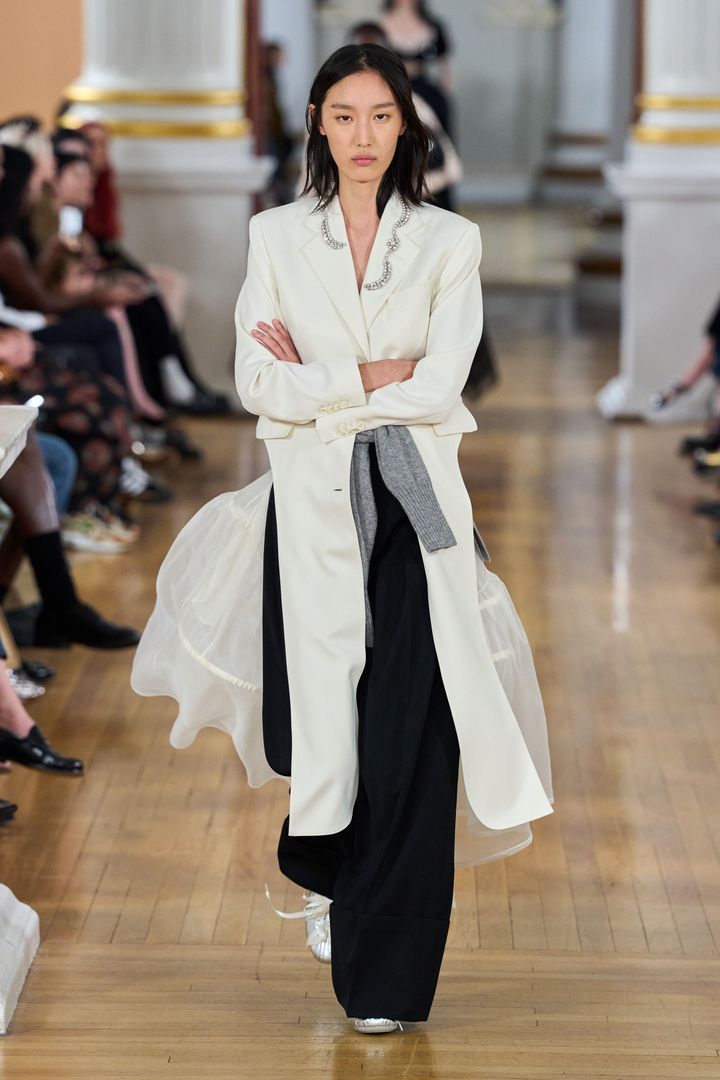 シモーン・ロシャ 2026年春夏コレクションより。