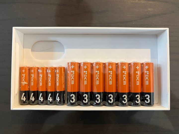 iPhoneの空ケースに電池を収納しているところ