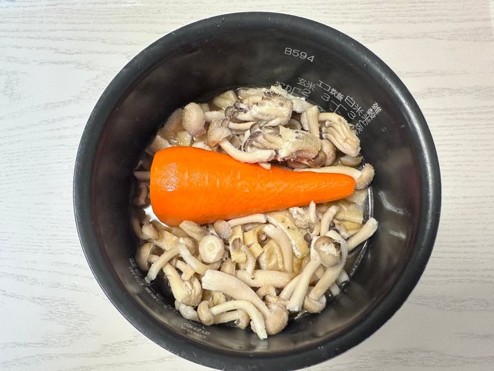 ご飯の上ににんじんや他の具材を置く