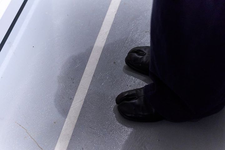 模型に手を触れるのはNG。白線の外側から見学を