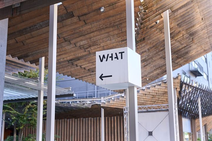 場所を示す看板にもデザイン性を感じられる