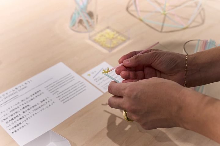 骨組みを観察しながらストローを使ってドーム模型を組み立てる