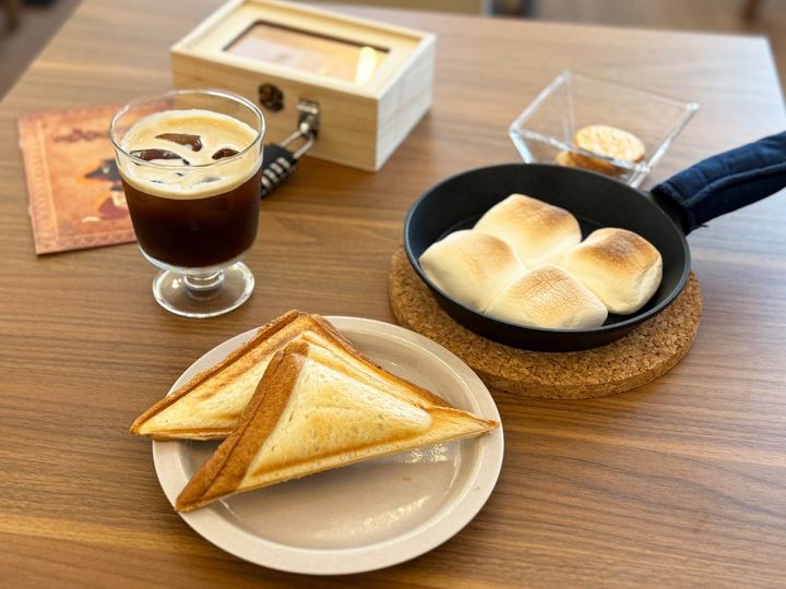 （右上から時計まわり）アイスコーヒー500円、 スモア1000円、ホットサンド（ポテトサラダ）700円
