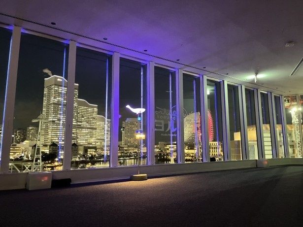 特別ライトアップでは、青や緑、ピンクやオレンジ…さまざまな色に変わる 画像提供：横浜市総務局管理課