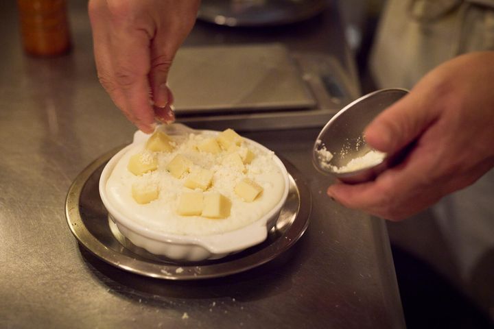 チーズを散らす