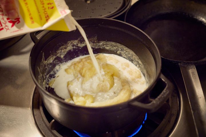 牛乳を加えて混ぜる、を繰り返す
