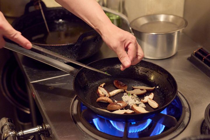 エシャロットとにんにくを加える