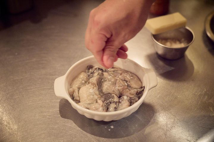 皿に牡蠣を並べる
