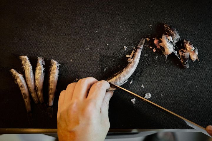 メヒカリの鱗を取り頭を切り落とす