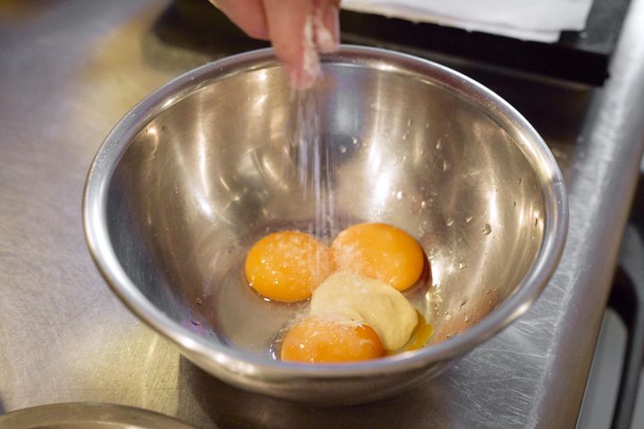 ピリ辛マヨネーズの材料を入れる