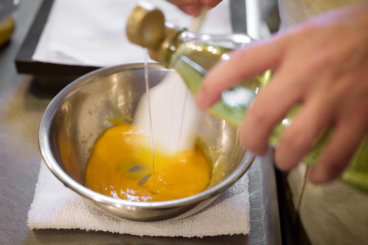 オイルを垂らしながら混ぜる