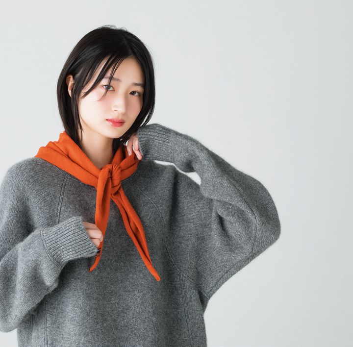 温かみのあるオレンジを装いのアクセントに