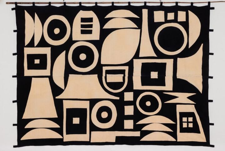 《幕》1961 年 型染、木綿 坂本善三美術館蔵