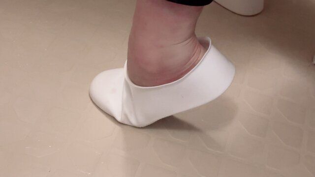 ダイソーのシリコーンお風呂スリッパは履き口が高めで水が入り込みにくい