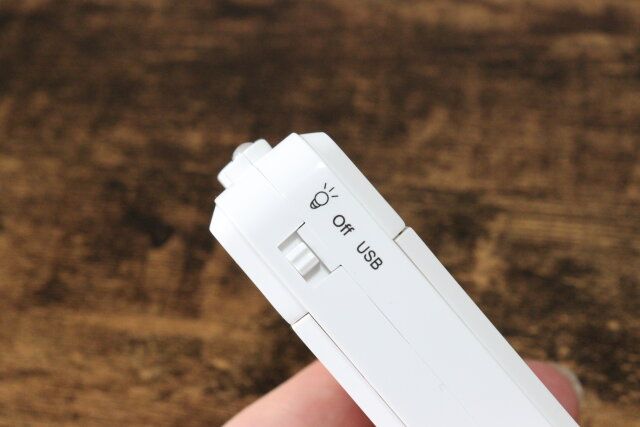 ダイソーの乾電池式緊急充電器はスイッチ式で電池の消耗を抑えられる